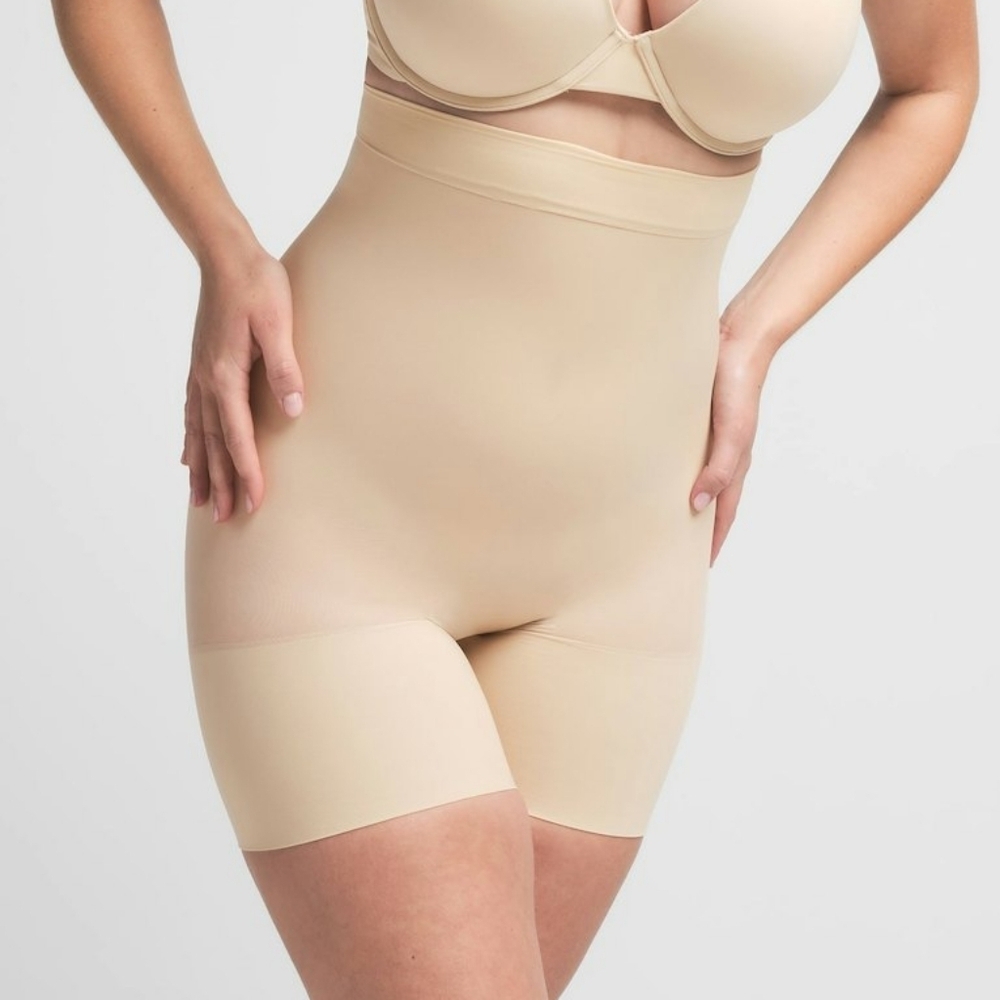 SKIMS▪️High Waisted Mid Thigh Sheer Seamless Everday Sculpt Shorts in Sand